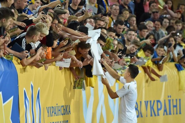 Тренировку сборной Украины в Днепре посетили около семи тысяч зрителей