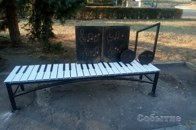 На левом берегу Каменского появились необычные лавочки