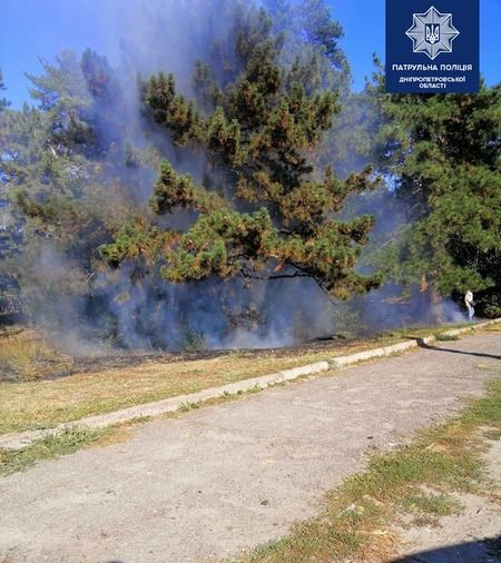 В Днепре неравнодушные прохожие, патрульные и спасатели потушили пожар
