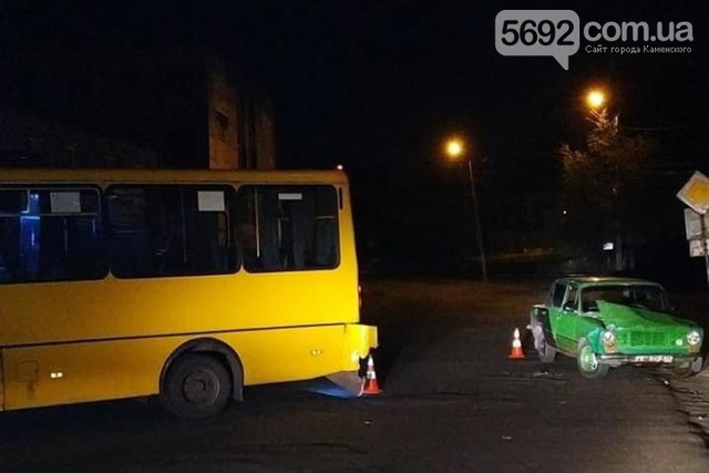 В Каменском на Республиканской произошло ДТП с участием маршрутки №4