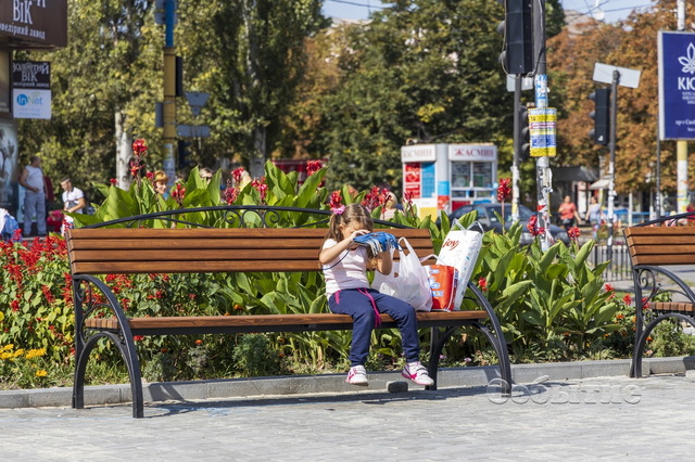 В центре Каменского появились лавочки