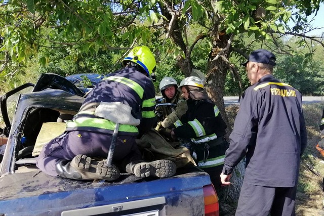 На Днепропетровщине во время ликвидации последствий ДТП спасатели освободили женщину из искореженного авто