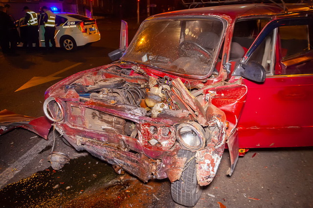 В Днепре на проспекте Поля ВАЗ влетел в Daewoo: есть пострадавший