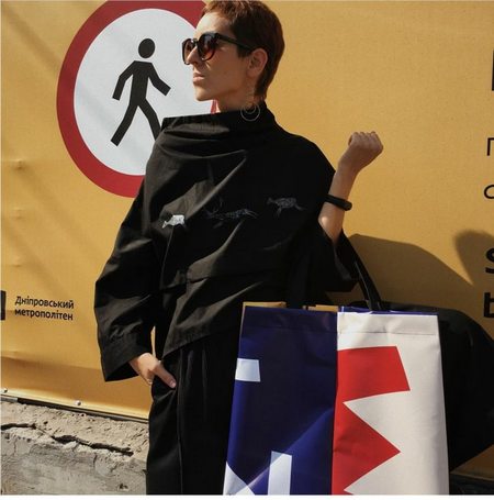 Забор, который использовали на стройке днепровского метро, превратят дизайнерские сумки