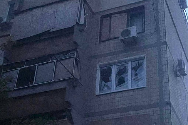 Всю ночь оккупанты атаковали Никопольщину: ранен мужчина, повреждены дома, школа, инфраструктура