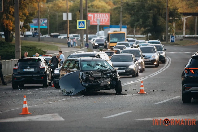 У Дніпрі на Космічній зіштовхнулись Ford та Nissan