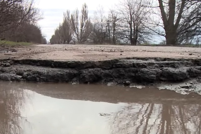 На Днепропетровщине отремонтируют дорогу, по которой отказываются ехать «скорые» и автобусы