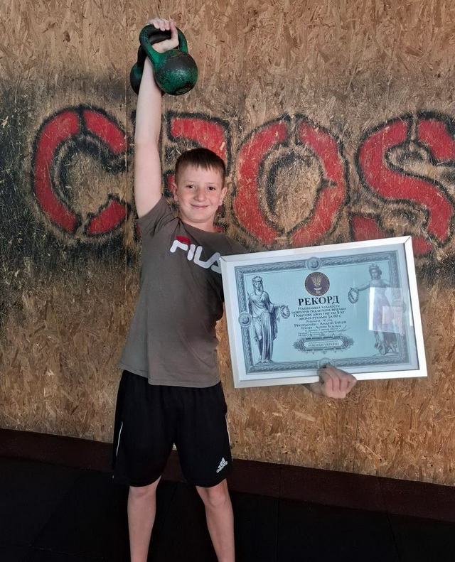 12-летний силач из Днепра – в Книге рекордов Украины