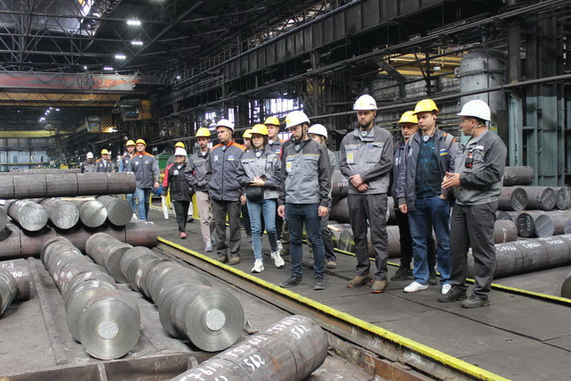 Молодежи показали, как делают знаменитые днепровские колеса