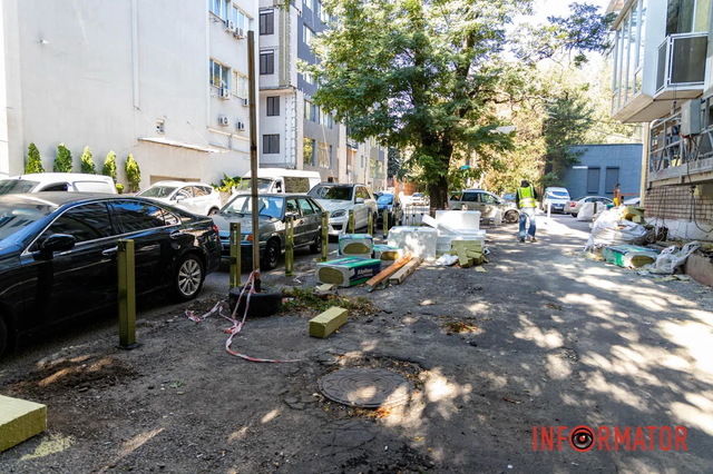 Паркувальне свавілля: у Дніпрі на Івана Акінфієва з’явилися паркомат та антипаркувальні стовпчики