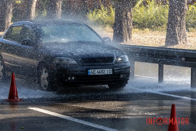 «Бесплатная автомойка» или как в Днепре на Криворожской из-под земли бил гейзер