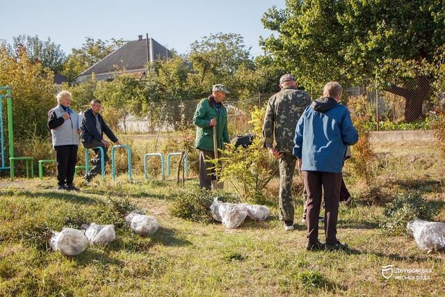 Днепряне собрались на толоку, чтобы убрать и озеленить Новокодацкий район