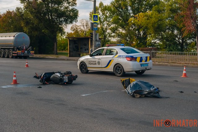 В Днепре на Набережной Заводской курьер Glovo погиб под колесами Audi. Внимание! Фото и видео в материале – 18+!