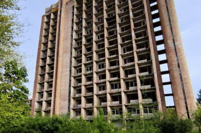 У Камʼянському підліток упав з даху покинутого санаторію і загинув