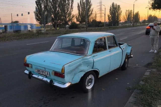 В Днепре водитель «Москвича» врезался в дорогую иномарку, бросил авто посреди дороги и скрылся