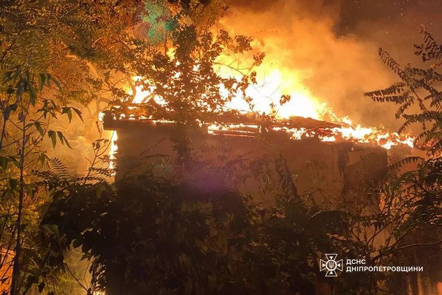 В Днепре спасатели ликвидировали пожар в заброшенном здании по улице Холмистой