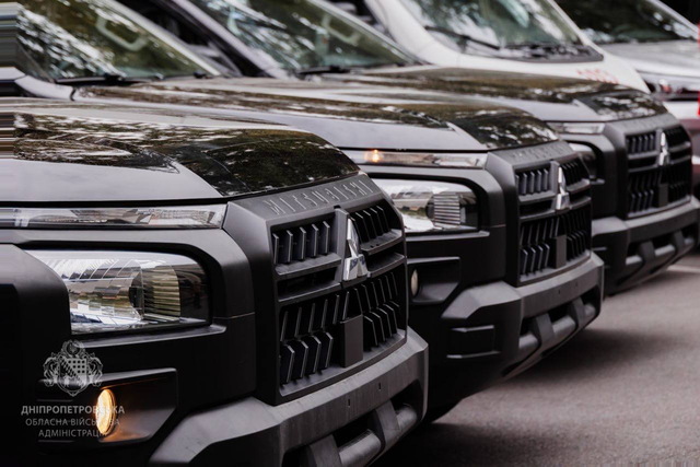 ДнепрОВА передала на фронт внедорожники, скорые и грузовик