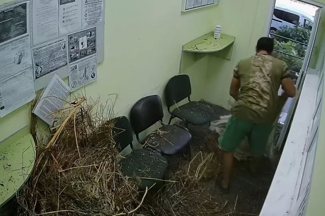 На Днепропетровщине мужчина, возмущенный работой коммунальщиков, привез невывезенные отходы в их офис