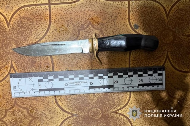 На Дніпропетровщині затримали чоловіка, який вдарив іншого у живіт кухонним ножем