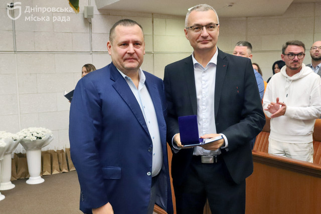 «Незалежно від підпорядкування для нас усі рідні — усі дніпровські». Філатов вручив нагороди трудовим колективам різних вишів Дніпра