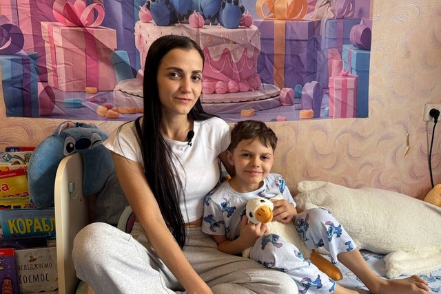Альона разом із сином Олегом. Суспільне Дніпро «Отправляли подарки со всего мира». Более тысячи человек поздравили с днем рождения 8-летнего Олега из Кривого Рога