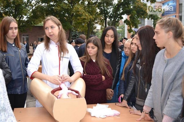 Будущих полицейских Днепра научили принимать роды