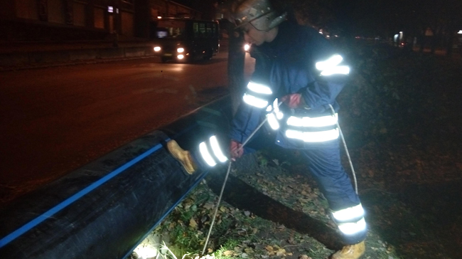 Хлопчика з батьком врятували з каналізаційного колодязя