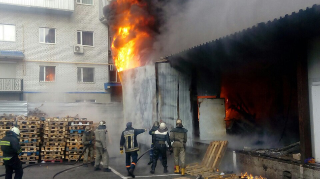 Пожарные ликвидировали пожар в торговом центре