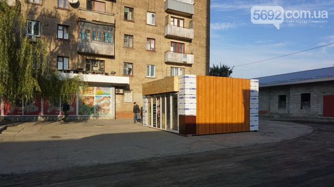 Власти Каменского объяснили происхождение непонятного киоска в районе вокзала