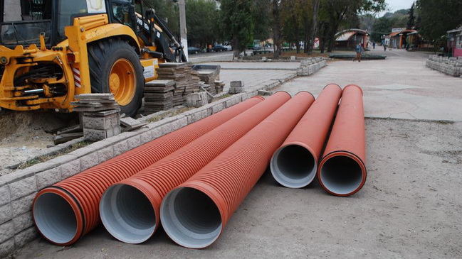 В центре Каменского идут ливневочные работы