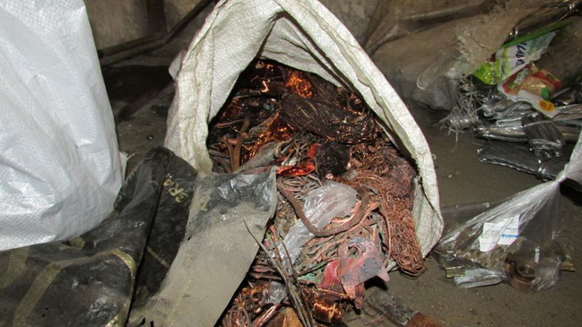 В подсобке бывшего кафе Каменского работал нелегальный пункт приема металлолома