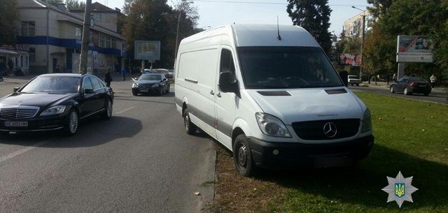 У мужчины, который не смог правильно припарковать авто, патрульные обнаружили признаки наркотического опьянения