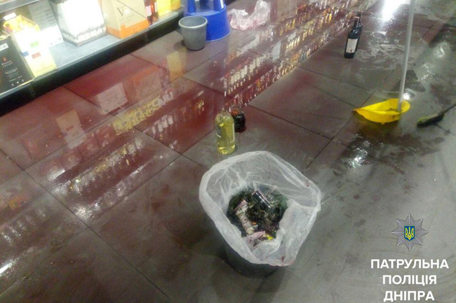 Сегодня ночью в супермаркете мужчина крушил витрины с алкоголем