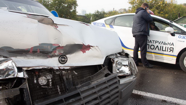 ДТП на Набережной Победы: пропуская пешехода, столкнулись Opel и BMW