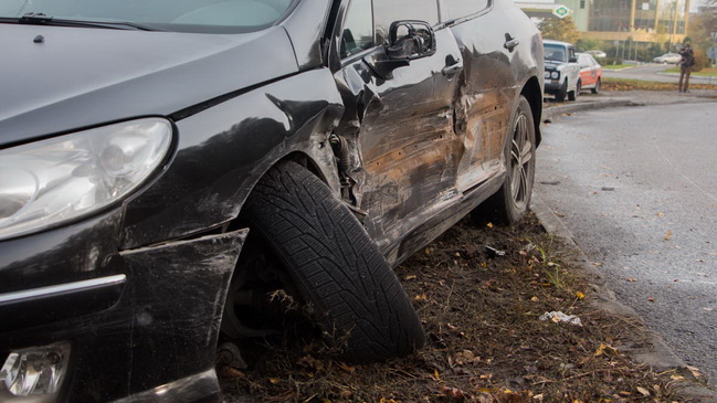 На Космической Lada Kalina вылетела «на встречку» и столкнулась с Peugeot