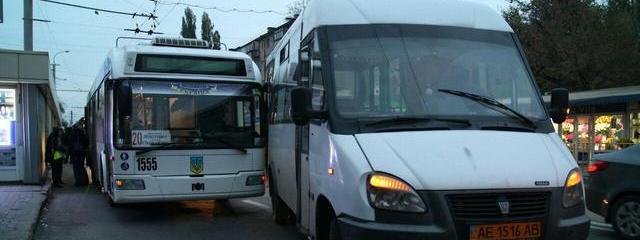 На Калиновой столкнулись 20-й троллейбус и 136-я маршрутка