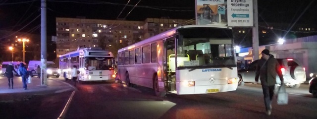 На Березинке автобус Lotsman въехал в троллейбус №20