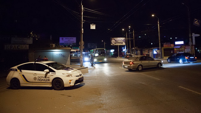 В Днепре на Березинке патрульный экипаж зацепил женщину с ребенком