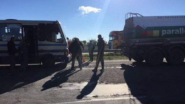 Под Днепром пассажирский автобус врезался в бензовоз: много пострадавших