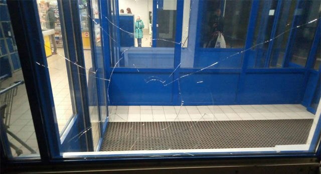 В Каменском задержали хулигана, который разбил стекло в АТБ