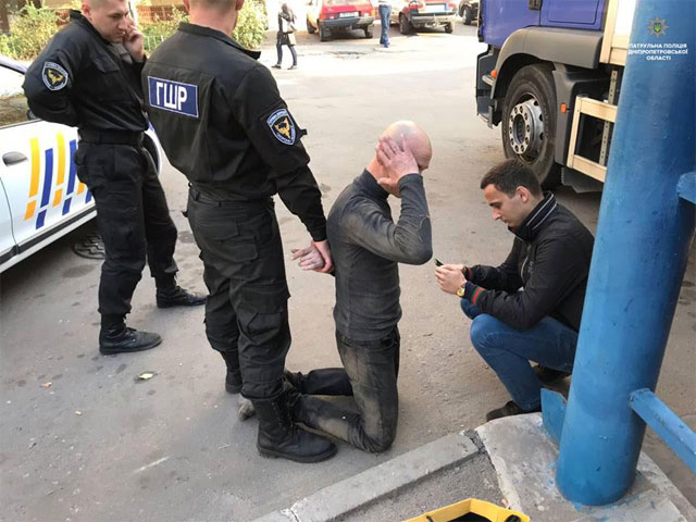 В Днепре патрульные находясь в отпуске поймали грабителя
