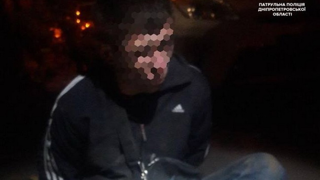 В Днепре мужчина бросался под колеса машины и ударил женщину-водителя отверткой в шею