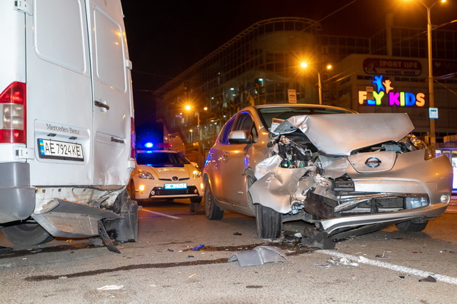 � ������ ����� ������� Nissan Leaf ������ � Mercedes Sprinter