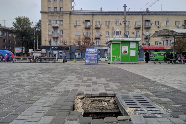 Разрушителя ливневки на отремонтированной площади в Каменском вычислили камеры «Безопасного города»