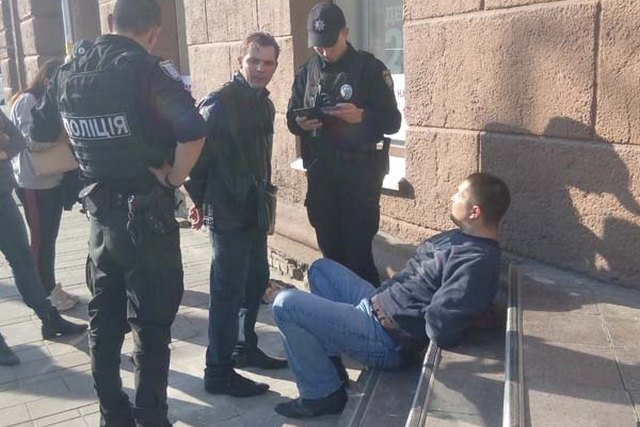 В Днепре полицейские задержали двоих мужчин, бросавшихся на прохожих с ножом