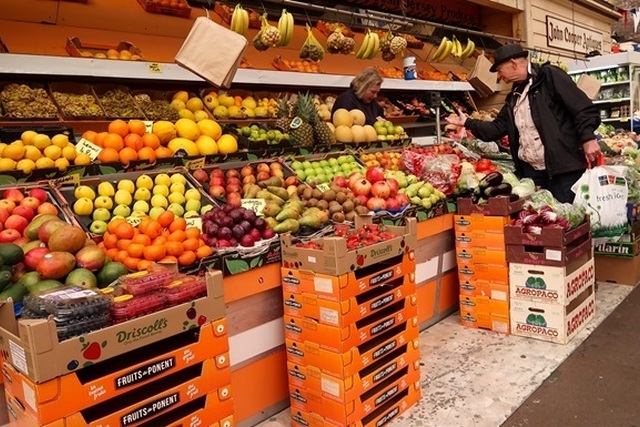 Украинцы тратят на обязательные платежи 1830 евро в года, а европейцы - 14 739 евро. Покупательная способность украинцев не меняется