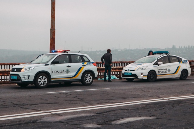 В Днепре мужчина ловил рыбу на Южном мосту и умер