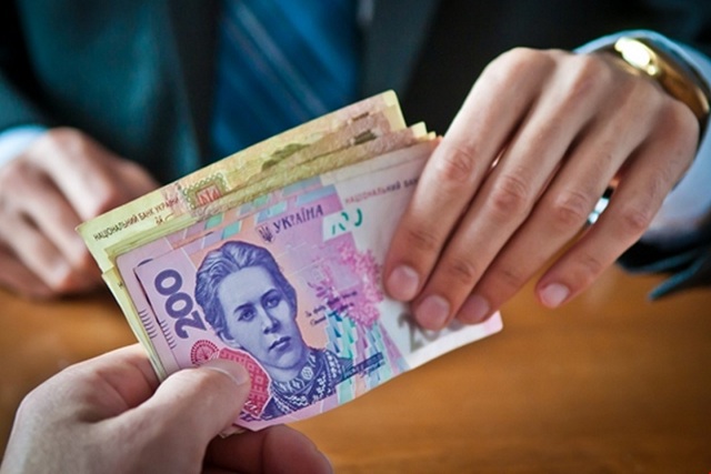 У Дніпрі за одержання хабара у 10 000 гривень директор держпідприємства опинився на лаві підсудних