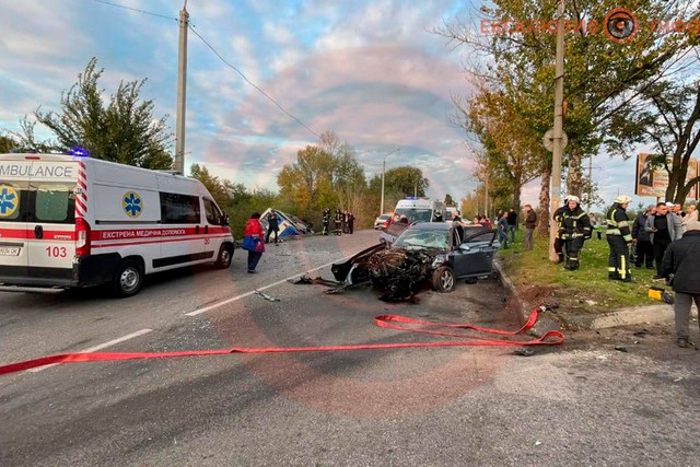 фото: Информатор В Каменском маршрутка от удара вылетела в кювет