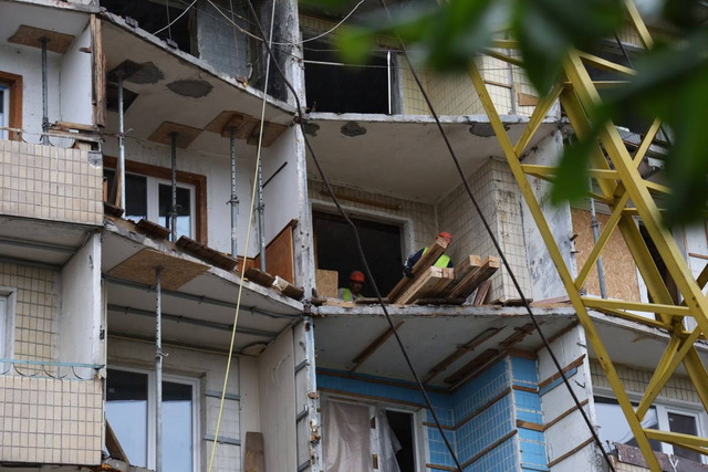 У Кривому Розі відновлюють ще одну дев'ятиповерхівку, серйозно пошкоджену ракетним ударом